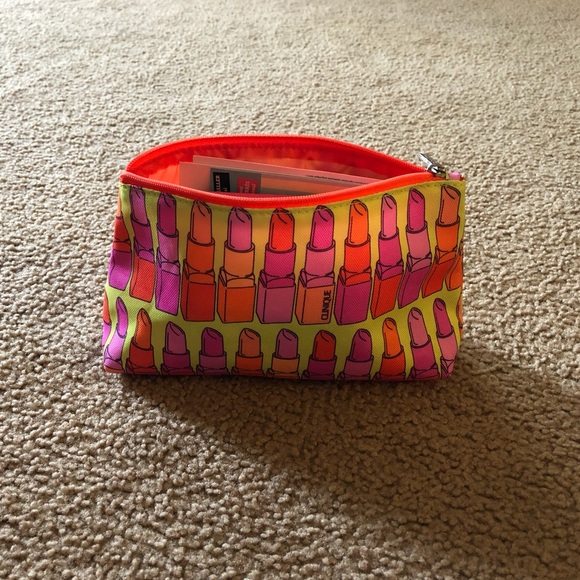 SOLD Assorted beauty sample bundle - Picture 4 of 4